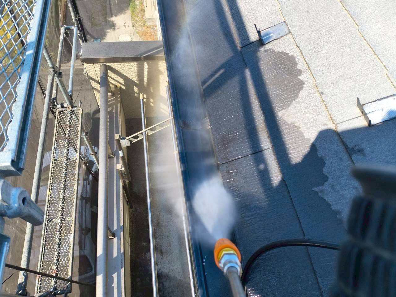 軒樋の中を高圧洗浄